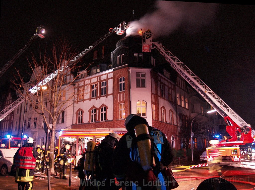 Feuer 3 Dachstuhlbrand Koeln Muelheim Gluecksburgstr P037.JPG